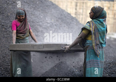 Munshigonj, Bangladesh. 8 Dic 2014. alle donne che lavorano in ambiente polveroso di rifiuti del carbone elaborazione da guadagnare Taka 1300 (USD 14) per settimana e soffrono di malattie polmonari. © Zakir Hossain Chowdhury/ZUMA filo/Alamy Live News Foto Stock