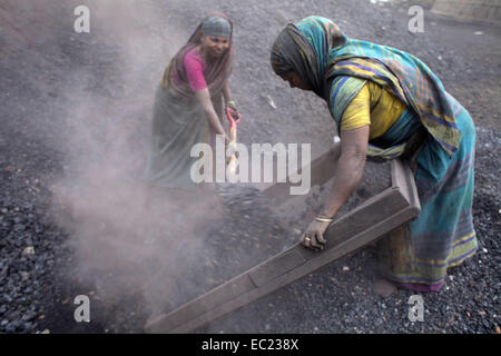 Munshigonj, Bangladesh. 8 Dic 2014. alle donne che lavorano in ambiente polveroso di rifiuti del carbone elaborazione da guadagnare Taka 1300 (USD 14) per settimana e soffrono di malattie polmonari. © Zakir Hossain Chowdhury/ZUMA filo/Alamy Live News Foto Stock