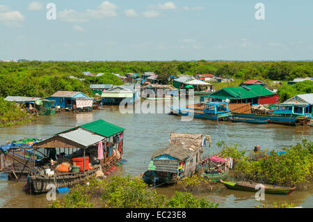 Villaggio galleggiante sul lago Tonle Sap, vicino a Siem Reap, Cambogia Foto Stock