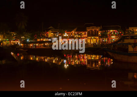 Riverside luci nel quartiere vecchio di notte, Hoi An, Vietnam Foto Stock