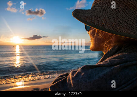 Donna di guardare il tramonto in Guam, territorio statunitense, Pacifico centrale Foto Stock