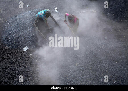 Munshigonj, Bangladesh. 8 Dic 2014. alle donne che lavorano in ambiente polveroso di rifiuti del carbone elaborazione da guadagnare Taka 1300 (USD 14) per settimana e soffrono di malattie polmonari. © Zakir Hossain Chowdhury/ZUMA filo/Alamy Live News Foto Stock