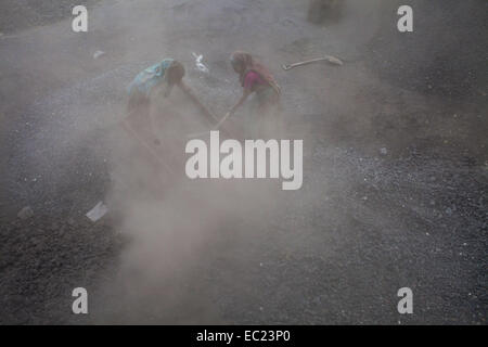 Munshigonj, Bangladesh. 8 Dic 2014. alle donne che lavorano in ambiente polveroso di rifiuti del carbone elaborazione da guadagnare Taka 1300 (USD 14) per settimana e soffrono di malattie polmonari. © Zakir Hossain Chowdhury/ZUMA filo/Alamy Live News Foto Stock