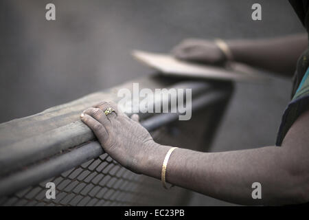 Munshigonj, Bangladesh. 8 Dic 2014. alle donne che lavorano in ambiente polveroso di rifiuti del carbone elaborazione da guadagnare Taka 1300 (USD 14) per settimana e soffrono di malattie polmonari. © Zakir Hossain Chowdhury/ZUMA filo/Alamy Live News Foto Stock