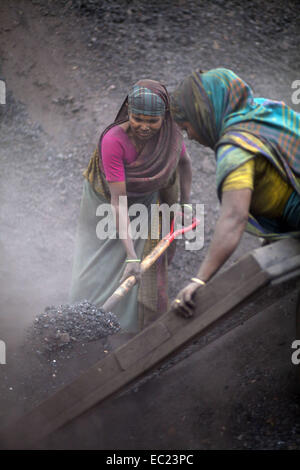 Munshigonj, Bangladesh. 8 Dic 2014. alle donne che lavorano in ambiente polveroso di rifiuti del carbone elaborazione da guadagnare Taka 1300 (USD 14) per settimana e soffrono di malattie polmonari. © Zakir Hossain Chowdhury/ZUMA filo/Alamy Live News Foto Stock