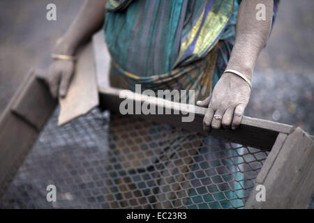 Munshigonj, Bangladesh. 8 Dic 2014. alle donne che lavorano in ambiente polveroso di rifiuti del carbone elaborazione da guadagnare Taka 1300 (USD 14) per settimana e soffrono di malattie polmonari. © Zakir Hossain Chowdhury/ZUMA filo/Alamy Live News Foto Stock