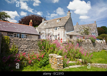 Cottage costruito al di fuori della locale pietra Purbeck accanto al villaggio verde in Worth Matravers Dorset England Regno Unito Foto Stock