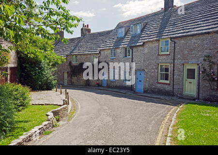 Una fila di case costruite al di fuori della locale pietra Purbeck in Worth Matravers Dorset England Regno Unito Foto Stock