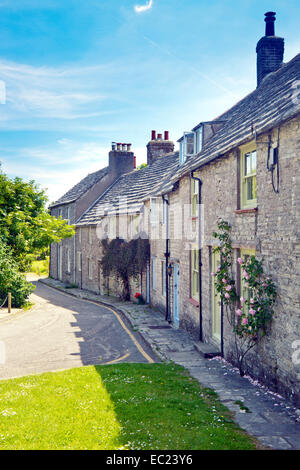 Una fila di case costruite al di fuori della locale pietra Purbeck in Worth Matravers Dorset England Regno Unito Foto Stock