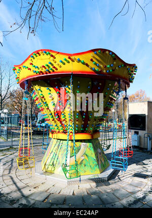 Giostra per bambini nel parco della città di Mosca Foto Stock