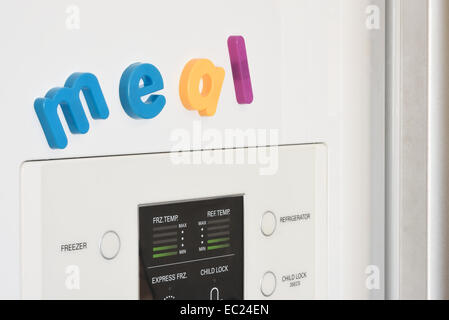 La parola 'Meal' enunciato in frigo magneti sulla porta di un frigorifero. Foto Stock