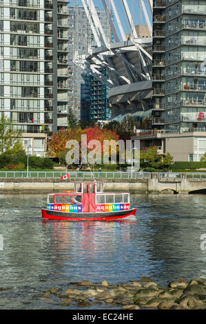 Water Taxi in direzione ovest verso est lungo False Creek con un Nord vista sullo sfondo del centro cittadino di Vancouver. Foto Stock