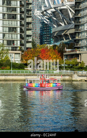 Water Taxi in direzione ovest verso est lungo False Creek con un Nord vista sullo sfondo del centro cittadino di Vancouver Foto Stock