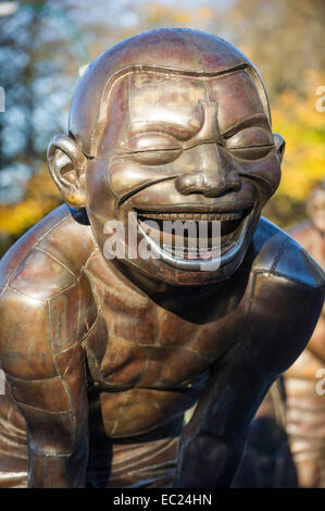 Un-maze-ing risate scultura in bronzo di Yue Minjun, situato nel Parco di Morton in Vancouver, British Columbia Foto Stock