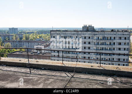 Vista da 16 piani di blocco di appartamenti tetto su eroi di Stalingrado St in pripjat città abbandonate Chernobyl Zona di esclusione, Ucraina Foto Stock