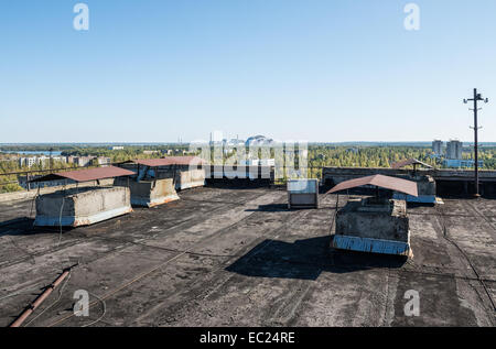 Vista da 16 piani di blocco di appartamenti tetto su eroi di Stalingrado St in pripjat città abbandonate Chernobyl Zona di esclusione, Ucraina Foto Stock