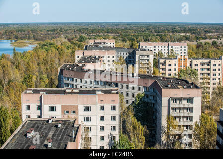 Vista da 16 piani di blocco di appartamenti tetto su eroi di Stalingrado St in pripjat città abbandonate Chernobyl Zona di esclusione, Ucraina Foto Stock