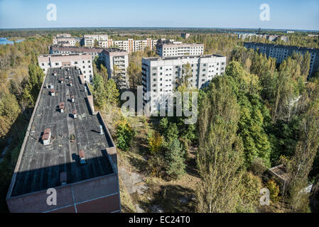 Vista da 16 piani di blocco di appartamenti tetto su eroi di Stalingrado St in pripjat città abbandonate Chernobyl Zona di esclusione, Ucraina Foto Stock