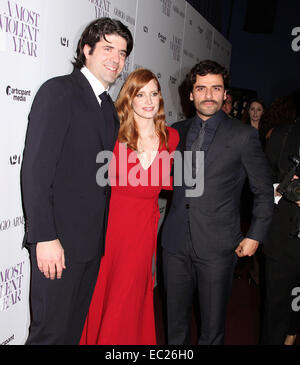 New York, New York, Stati Uniti d'America. Il 7 dicembre, 2014. Direttore JC CHANDOR, attrice Jessica CHASTAIN, OSCAR ISAAC frequentare la New York premiere di "una più violenta Anno" tenutasi presso il Florence Gould Hall. © Nancy Kaszerman/ZUMAPRESS.com/Alamy Live News Foto Stock