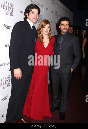 New York, New York, Stati Uniti d'America. Il 7 dicembre, 2014. Direttore JC CHANDOR, attrice Jessica CHASTAIN, OSCAR ISAAC frequentare la New York premiere di "una più violenta Anno" tenutasi presso il Florence Gould Hall. © Nancy Kaszerman/ZUMAPRESS.com/Alamy Live News Foto Stock