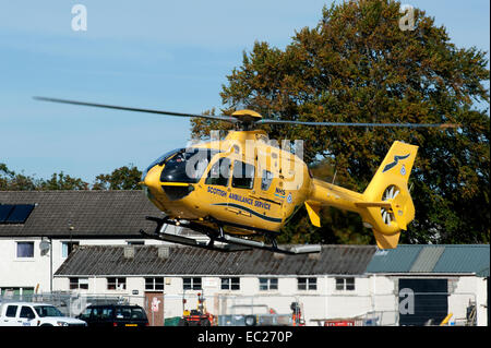 Air Ambulance lasciando ospedale Raigmore Inverness dopo portando in un paziente per il trattamento. SCO 9294. Foto Stock