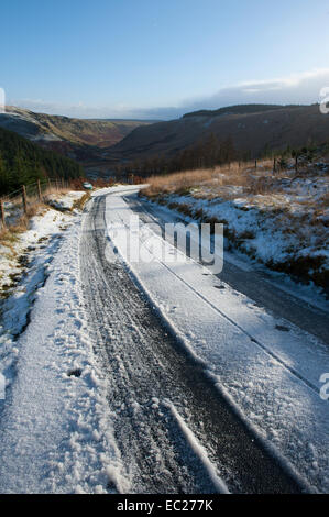 Cambrian Mountains, Powys, Regno Unito. 8 dicembre, 2014. Deboli nevicate sull altopiano in Mid-Wales. Credito: Graham M. Lawrence/Alamy Live News. Foto Stock