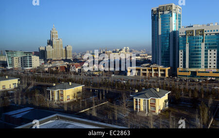 Astana in Kazakhstan. Decimo Nov, 2014. Una vista di Astana, Kazakistan, 10 novembre 2014. Astana è la capitale della ex repubblica sovietica Kazakhstan dal 1997 e si è sviluppata rapidamente in una città moderna che negli ultimi anni. L'Expo2017 si svolgerà in Astana nell'estate del 2017. Foto: Hendrik Schmidt/dpa/Alamy Live News Foto Stock