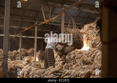 Dacca in Bangladesh. 08 dic 2014. Il lavoro del Bangladesh di lavorare all'interno di iuta godown Munshigonj nella periferia di Dhaka. Il Bangladesh è il più grande produttore mondiale di iuta, una sostanza fibrosa utilizzato nella realizzazione di tela ruvida, sacchi, stuoie, corda e spago e tappeto appoggiando. La iuta è un settore vitale da economico, agricolo, industriale e punto di vista commerciale in Bangladesh. Una volta la iuta è stato chiamato il "d'Oro" di fibra del Bangladesh. e la crescita di questo settore è in una condizione di vulnerabilità. Credito: zakir hossain chowdhury zakir/Alamy Live News Foto Stock