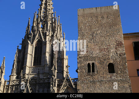 Spagna. La Catalogna. Barcellona. La torre dalla seconda città romana parete (3a-4a secolo) e la facciata neogotica della Cattedrale. Foto Stock