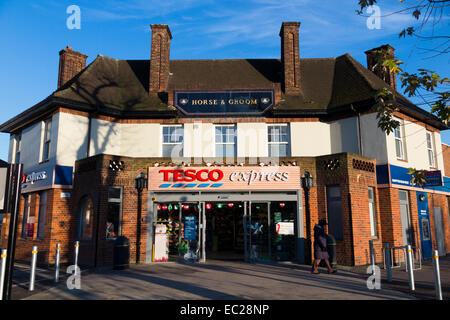 Tesco Express supermercato: pub / public house convertito da cavallo e lo sposo in convenience store / metro suoer mercato. Regno Unito. Foto Stock