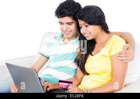 Indian giovane shopping online Foto Stock
