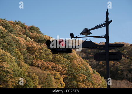 Semaforo stand con il Monte Fuji nella sfinestratura della Kawaguchi, Giappone. Foto Stock