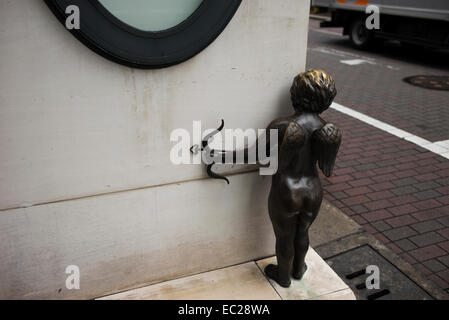 In bronzo statua di Eros sul Ginza angolo di strada a Tokyo in Giappone. Foto Stock