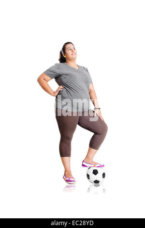 Indiano Lady obesi a giocare il gioco del calcio Foto Stock