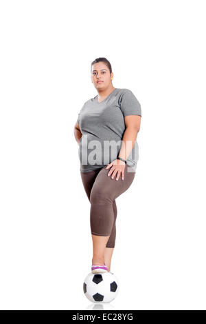 Indiano Lady obesi a giocare il gioco del calcio Foto Stock