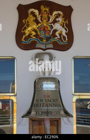 Della Nave di campana H M Yacht Britannia sotto Royal Crest Foto Stock