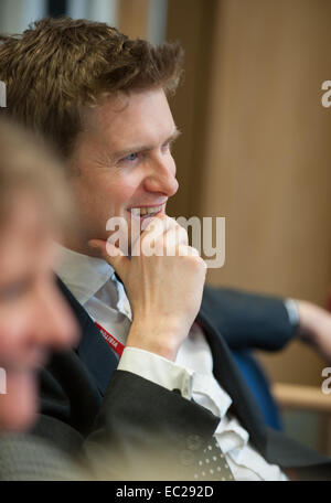 TRISTRAM suoneria MP del lavoro e istruzione Shadow Segretario visitando la Divina Misericordia Roman Catholic School di Manchester. Febbraio 2 Foto Stock