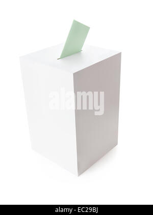 White urne con verde scheda di voto su sfondo bianco Foto Stock