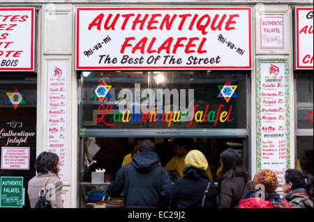 In coda per falafels a Mi-Va-Mi in rue des Rosiers a Le Marais, Parigi. Foto Stock