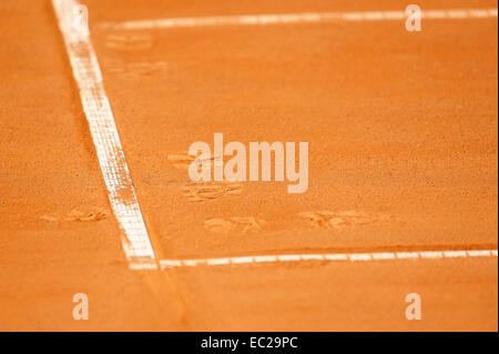 Dettaglio di una linea di base e di impronte su di un campo da tennis in terra battuta Foto Stock