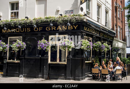 Un gruppo di giovani donne sedute fuori del marchese di Granby pub di Fitzrovia, London, Regno Unito Foto Stock