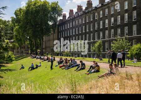 Persone aventi una pausa pranzo in Gray's Inn, Londra, Regno Unito Foto Stock