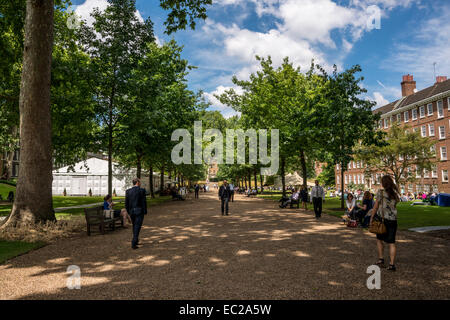 La gente camminare attraverso la Gray's Inn Gardens, London, Regno Unito Foto Stock