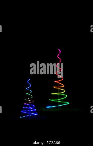 Contemporanea colorato albero di Natale le luci a LED su uno sfondo nero Foto Stock