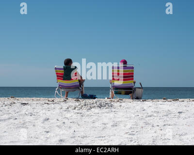 Beachgoers nel fianco a fianco sedie a sdraio sulla spiaggia Tigertail, Marco Island, Florida, Stati Uniti d'America, 9 ottobre 2014, © Katharine Andriotis Foto Stock