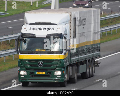 Il Mercedes-Benz Actros 1832 LS è un autocarro per impieghi gravosi progettato per il trasporto e la distribuzione su lunghe distanze. Utilizzato da Steenbergen Distributie, questo dumper offre affidabilità ed efficienza per il trasporto commerciale, con caratteristiche avanzate di sicurezza e comfort per la guida su lunghe distanze. Foto Stock