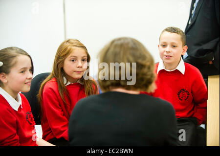Un insegnante educare 3 bambini Foto Stock