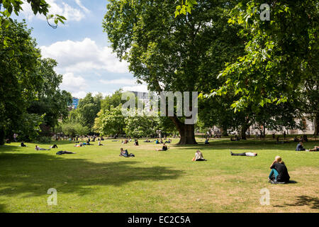 Persone rilassante in Lincoln' s Inn campi, London, Regno Unito Foto Stock