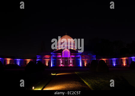 Syon House grande conservatorio illuminato con luci colorate a Natale. Brentford, Londra, Inghilterra Foto Stock