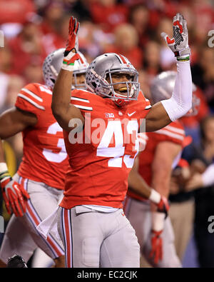 Indianapolis NEGLI STATI UNITI. 06 dic 2014. Ohio State Buckeyes linebacker Darron Lee (43) celebra dopo Joey Bosa (non raffigurata) segnato su di un fumble recupero durante il primo semestre del NCAA Big 10 Campionato partita di calcio tra il Wisconsin Badgers e la Ohio State Buckeyes a Lucas Oil Stadium di Indianapolis, Indiana. Ohio State sconfitto Wisconsin 59-0. ©2014 Billy Hurst/CSM/Alamy Live News Foto Stock